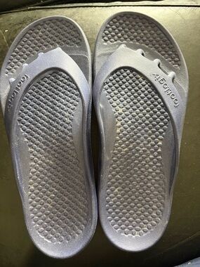 Comfeeze by Footlogix Yoga Sandals (sells for $30 US)